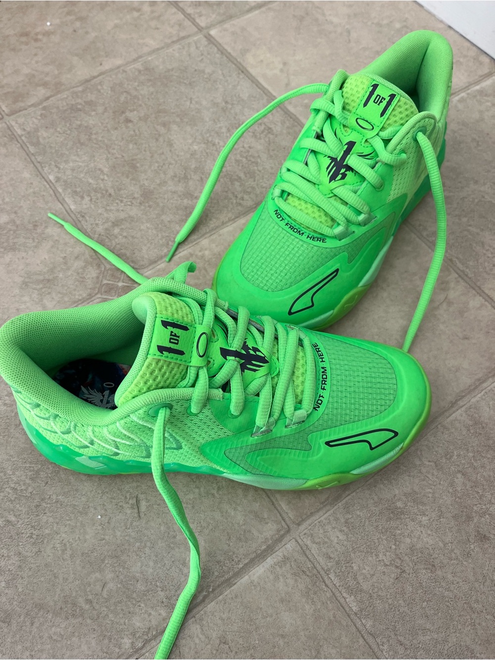 Boys size youth 5.5 green Puma Melo basketball sneakers